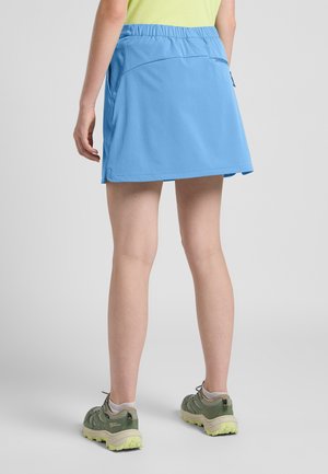 Blauwe sportieve skort met een elastische tailleband en zijzakken, met een rechte zoom en een lichte, gladde textuur.