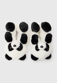 Chinelos temáticos de panda, com tecido peludo macio em branco e preto, formato arredondado, detalhes de patas pretas e olhos em plástico brilhante.