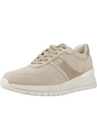 Zapatilla deportiva beige con parte superior de ante, diseño perforado, acentos brillantes, cierre con cordones y suela blanca acolchada.