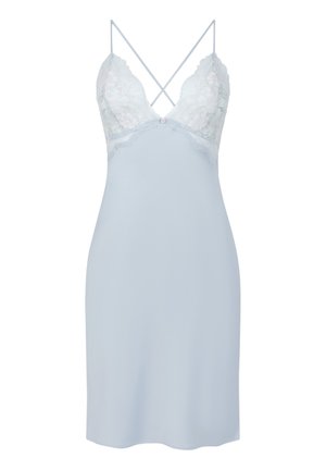Lichtblauwe slipjurk met V-hals met kantafwerking, dunne kruislingse schouderbandjes en een kleine decoratieve knoop in het midden van de buste.