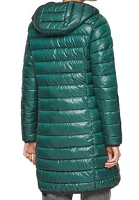 Polstret grøn dunjakke med hætte, med horisontal kviltet design og blank overflade. Mellemlang stil med sidelommer.