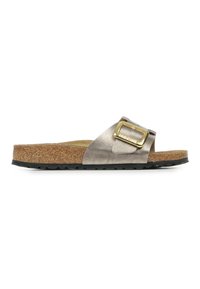 Sandal s korkovou stélkou v metallic bronzové barvě, širokým páskem a akcentem mosazného sponu, s černou texturovanou gumovou podrážkou.