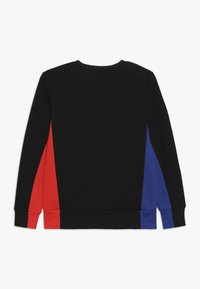 Felpa nera a maniche lunghe, con pannelli laterali rossi e blu, polsini e orlo a coste. Realizzata in tessuto morbido e strutturato.