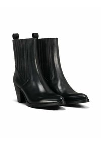 Zwarte leren enkelboots met een puntige neus, elastische zijpanelen en een gestapelde hak. Bevatte textuur ribbels aan de zijkanten.