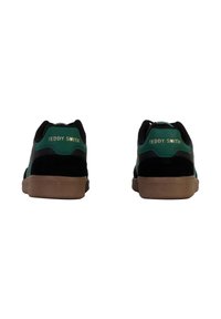 Baskets noires et vertes avec un mélange de daim et de caoutchouc, de forme arrondie, semelle en caoutchouc, et logo doré "TEDDY SMITH" sur le talon.