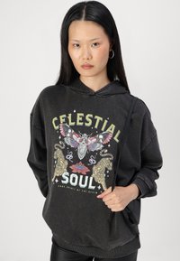 Dunkelgrauer übergroßer Hoodie mit grafischem Print, der einen Schmetterling, Tiger und dekorative Elemente in verschiedenen Farben zeigt. Rippbündchen und Saum.