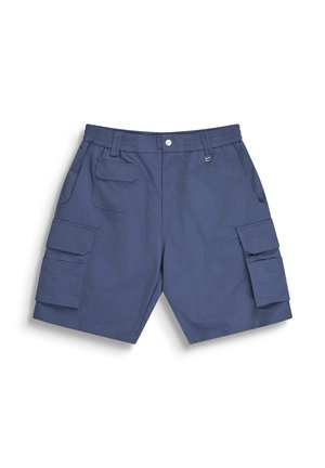 Shorts cargo bleu marine avec plusieurs poches à rabat, taille élastique, fermeture par bouton et passants de ceinture sur fond blanc.
