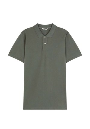 Polo vert en coton texturé, avec un col classique, une patte de boutonnage à deux boutons et un petit logo sur la poitrine. Manches courtes.