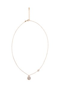 Guldtonet halskæde med kædedesign, der har en rund vedhæng indsat med klare sten og en lille accentsten nær låsen.