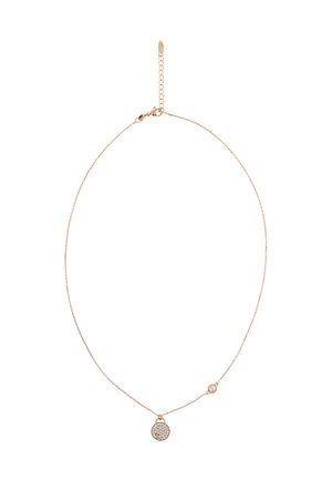 Zlatem tónovaný náhrdelník s řetězovým designem, který obsahuje kulatý přívěsek osazený čirými kameny a malým akcentovým kamenem blízko zapínání.