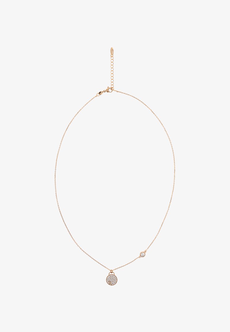 Zlatem tónovaný náhrdelník s řetězovým designem, který obsahuje kulatý přívěsek osazený čirými kameny a malým akcentovým kamenem blízko zapínání.