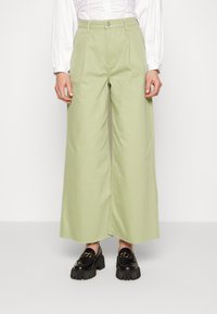 ALIGNE CONNIE WIDE - Calças de ganga à boca de sino - cucumber