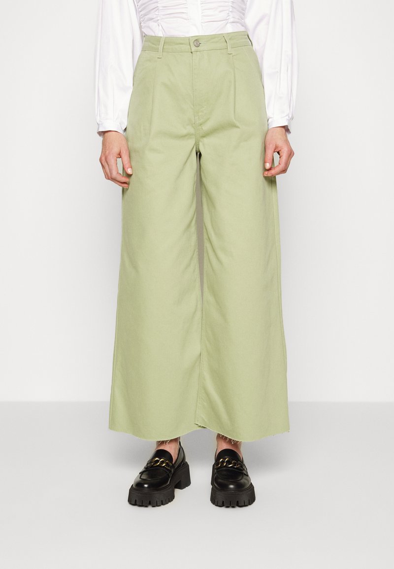 ALIGNE CONNIE WIDE - Calças de ganga à boca de sino - cucumber