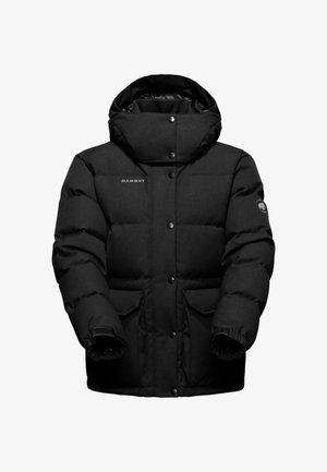 Zwarte pufferjack met een capuchon, voorzien van een quiltdesign, drukknoopsluiting, twee voorzakken en elastische manchetten. De materialen lijken duurzaam.