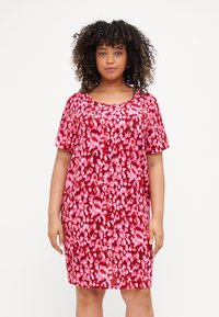 Φόρεμα κοντομάνικο σε κόκκινο και ροζ λεοπάρ μοτίβο, με στρογγυλή λαιμόκοψη και άνετη γραμμή, κατασκευασμένο από μαλακό, ελαφρύ ύφασμα.