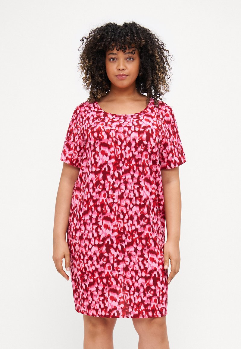 Φόρεμα κοντομάνικο σε κόκκινο και ροζ λεοπάρ μοτίβο, με στρογγυλή λαιμόκοψη και άνετη γραμμή, κατασκευασμένο από μαλακό, ελαφρύ ύφασμα.