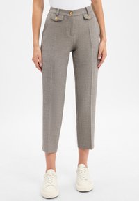 Grijze geruite broek met een hoge taille, rechte snit en twee voorkruiszakken. Bevat goudkleurige knopen en een gestructureerde stof.
