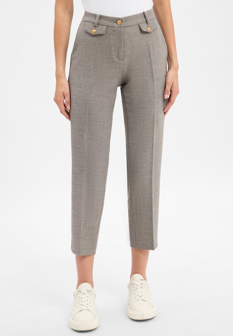 Grijze geruite broek met een hoge taille, rechte snit en twee voorkruiszakken. Bevat goudkleurige knopen en een gestructureerde stof.