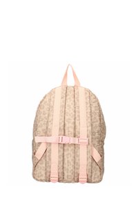 Beige rygsæk med subtil leopardmønster, polstret design, lyserøde stropper og en frontspænde til sikker lukning.