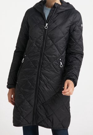 Manteau long noir matelassé avec fermeture éclair à l'avant, capuche et poches latérales. Doté de quincaillerie argentée et d'un motif en losanges diagonal. Fabriqué à partir d'un matériau léger.