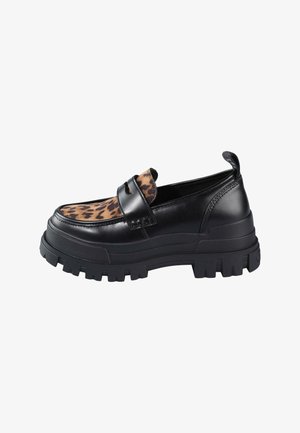 Fekete slip-on loaferek, amelyeket texturált leopárdmintás panel, vastag, barázdált talp és dupla pántos részletek jellemeznek elöl.