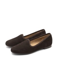 Pruun seemisest nahast libisemisjalanõud, millel on sile tekstuur, ümar varvas ja diskreetsed õmblusaktsendid kaela ümber. Tasane, madala profiiliga tald.