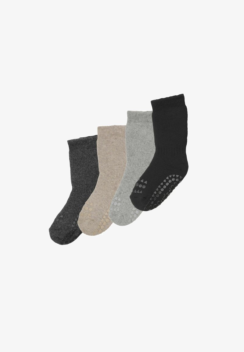 Quatre paires de socquettes aux chevilles en gris foncé, beige, gris clair et noir, chacune avec des motifs antidérapants en caoutchouc sur les semelles.