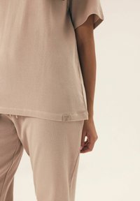 Henderson NILSA SET piaskowy