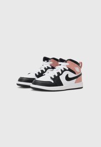 Melna, balta un rozā krāsā vidēja auguma sneakers. Iezīmējas ar ādas virsu, mīkstu apkakli un paraksta logotipu aizmugurē. Plakana gumijas zole.