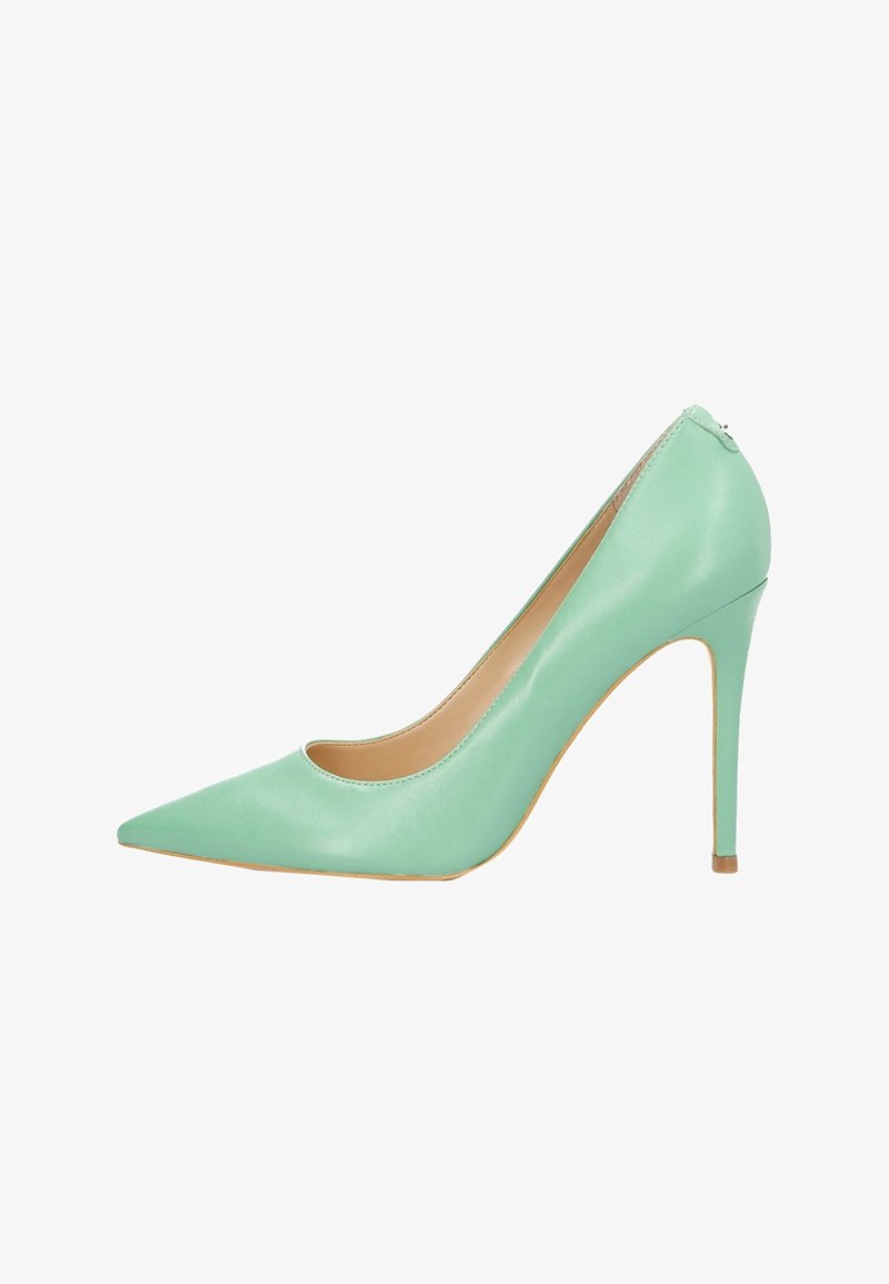 Escarpin en cuir vert menthe à bout pointu avec un talon aiguille élancé et une doublure intérieure beige.