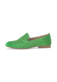 Groene suède instappers met een vlakke, tan kleurige zool, voorzien van een klassieke penny strap ontwerp en een gladde textuur. Geen zichtbare hardware of versieringen.
