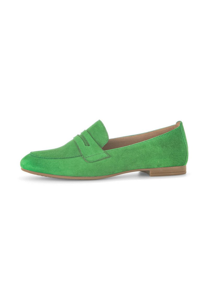 Groene suède instappers met een vlakke, tan kleurige zool, voorzien van een klassieke penny strap ontwerp en een gladde textuur. Geen zichtbare hardware of versieringen.
