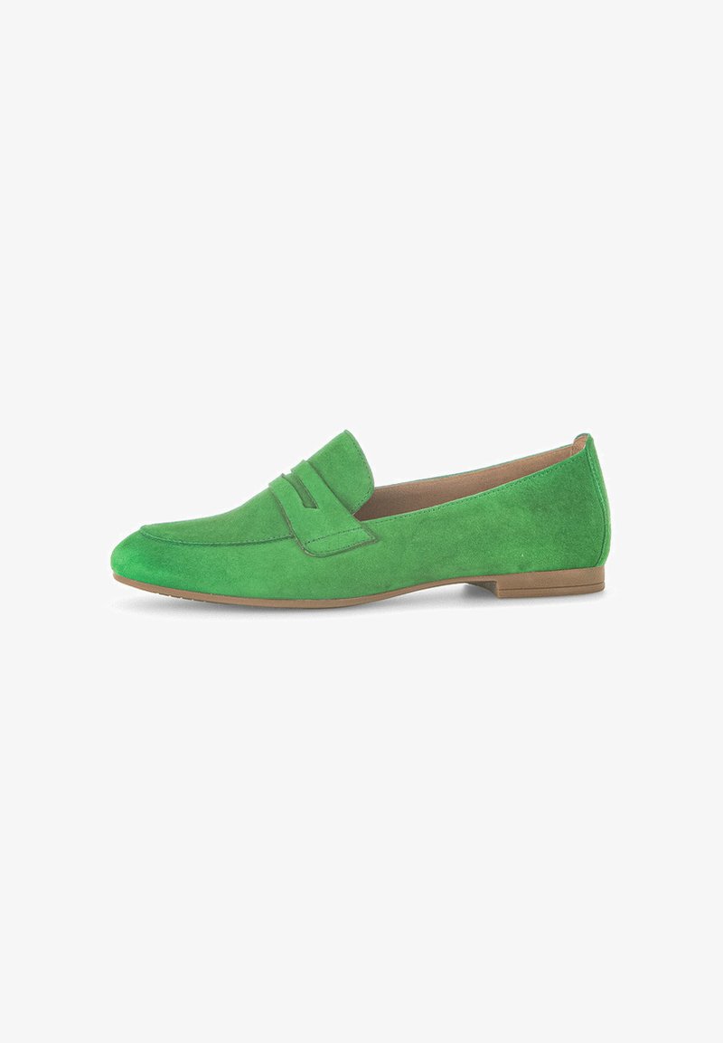 Grüne Wildleder-Lederhosen mit einer flachen, braunen Sohle, die über ein klassisches Penny-Riemen-Design und eine glatte Textur verfügen. Keine sichtbaren Beschläge oder Verzierungen.