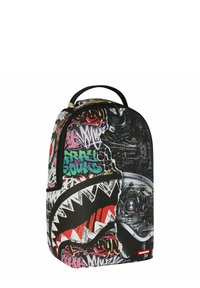 Zaino con testo e motivi colorati in stile graffiti, caratterizzato da un volto di robot meccanico e una grafica di grande bocca di squalo con denti affilati.