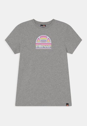 Szary t-shirt z krótkim rękawem z kolorowym graficznym logo z łukowym wzorem i nazwą marki "ellesse" na środku.
