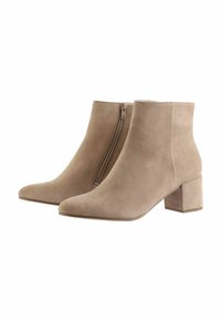 Stivaletti ankle in suede beige con punta affilata e tacco a blocco, dotati di una cerniera laterale per la chiusura e una texture liscia.