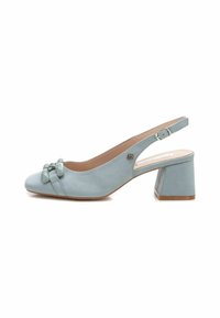 Tacon slingback de ante azul claro con un tacón cuadrado de bloque, detalle de lazo decorativo y correa ajustable en el tobillo para un ajuste seguro.