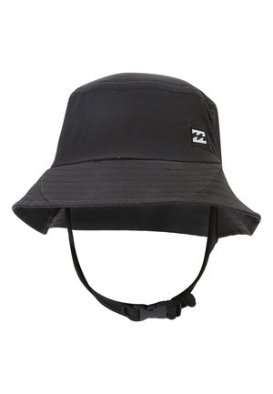 Sombrero de cubo negro con ala ancha y tejido texturizado. Cuenta con una correa ajustable para la barbilla y un pequeño logo en el lateral.