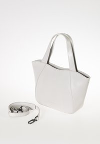 Borsa tote in pelle grigia con doppio manico, una tracolla regolabile e design minimalista. Texture liscia con dettagli di cucitura sottili.