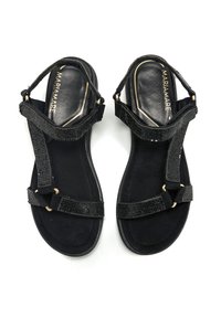 Sandali neri con cinturini testurizzati, dettagli dorati e finitura effetto scamosciato. Suola imbottita per comfort, design open-toe.