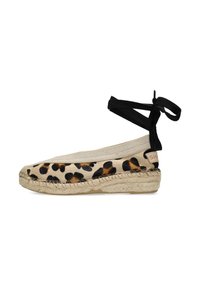 Espadrille met luipaardprint, beige bovenkant, zwarte enkelbandjes en een natuurlijke juten zool. Kenmerkt zich door een gladde textuur en gesloten teenontwerp.