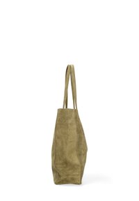 Borsa tote in suede verde oliva con due lunghe tracolle, mostrata di lato su sfondo bianco.