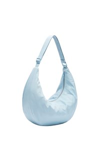 Lichtblauwe hobo tas van gladde stof, met een gebogen vorm, een verstelbare schouderriem en een ritsluiting aan één zijde.