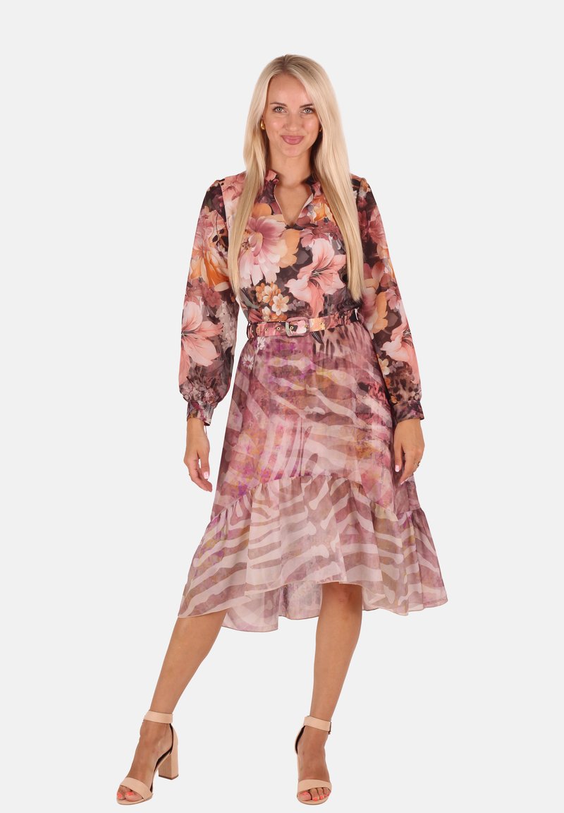 Blumenmuster-Kleid mit langen Ärmeln, tailliertem Bund und geschichtetem Saum. Die Farben umfassen Pink, Lila und Creme und das Kleid besteht aus leichtem Stoff.