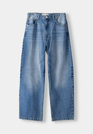 Jeans in denim blu chiaro a gamba larga con vita alta, dotati di cinque tasche, chiusura con bottone e dettagli di cucitura a vista.