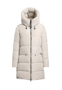 Beige pufferjack met een hoge kraag en capuchon, voorzien van boxy gestikte secties, een ritssluiting aan de voorkant en twee ritszakken aan de zijkant.