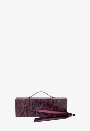 Paarse krokodillenembossed tas met een handvat bevat slanke zwarte stijltangen. Het ontwerp heeft een gladde, glanzende afwerking en subtiele accenten.