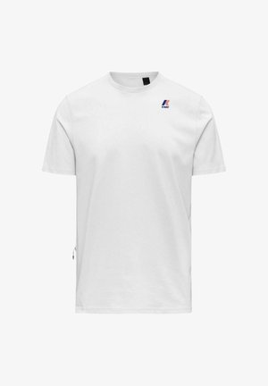 T-shirt bianca a maniche corte con scollo tondo e piccolo logo K-Way blu e rosso sulla parte superiore sinistra del petto, design frontale semplice.