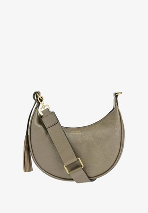 Sac en bandoulière en cuir en forme de panier, de couleur vert olive atténué avec une finition texturée, finition dorée et un pompon décoratif. Sangle réglable.