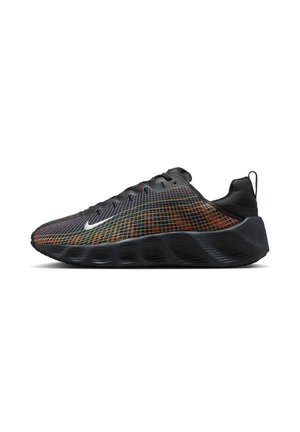 Fekete és narancssárga hálós sportcipő hullámos fekete talppal, alacsonyan vágott szegéllyel, elöl fűzős megoldással, és fehér Nike swoosh logóval az oldalon.